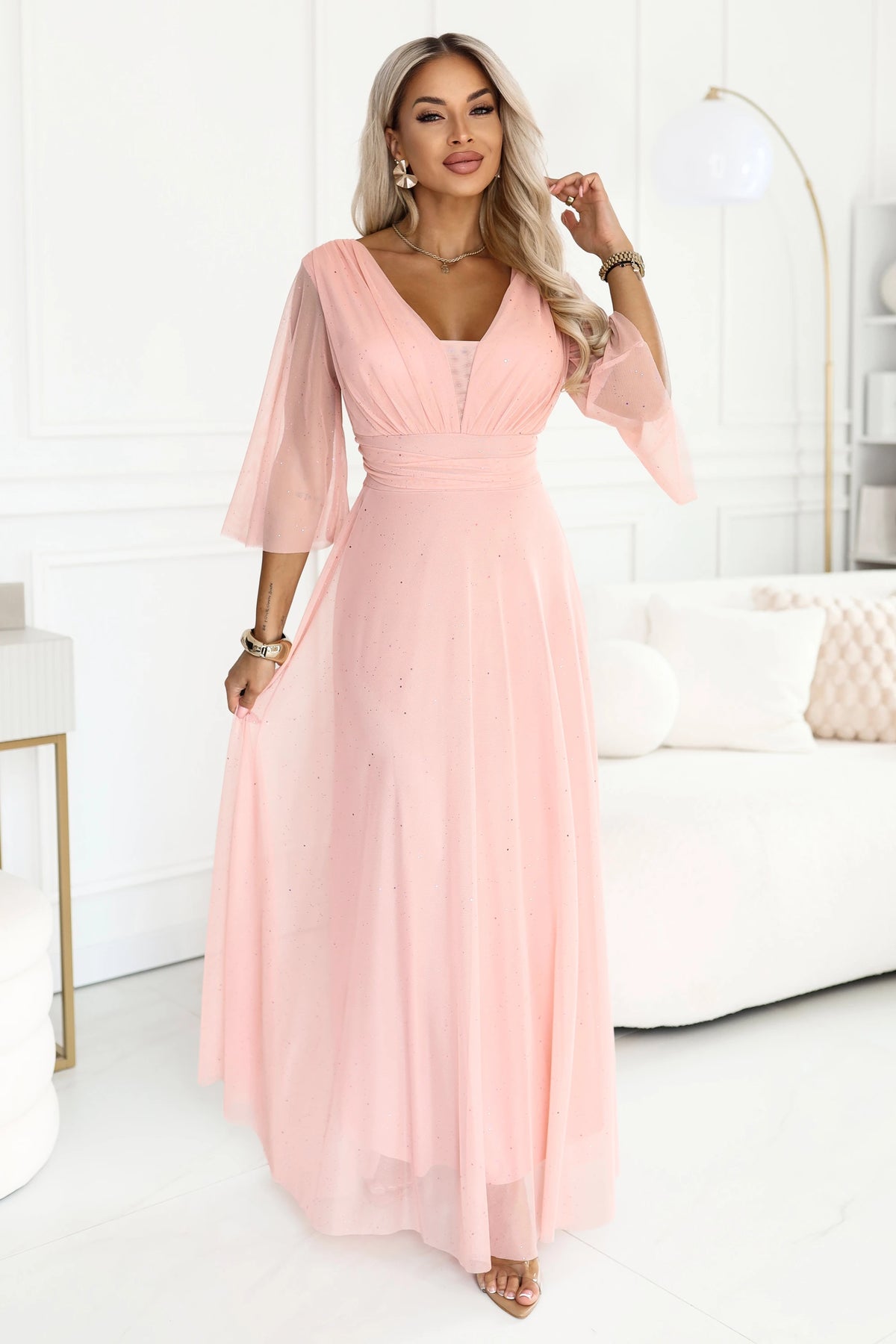 682-2 SOLENNE Langes schimmerndes Kleid mit Ausschnitt und Ärmel - pfirsichfarben