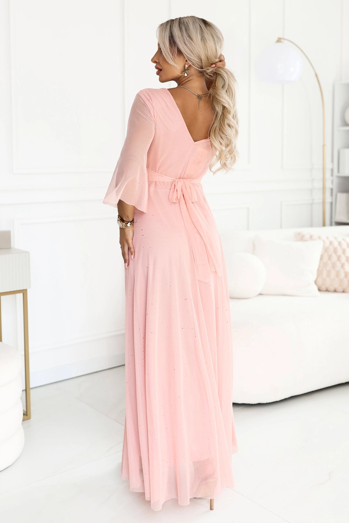 682-2 SOLENNE Langes schimmerndes Kleid mit Ausschnitt und Ärmel - pfirsichfarben