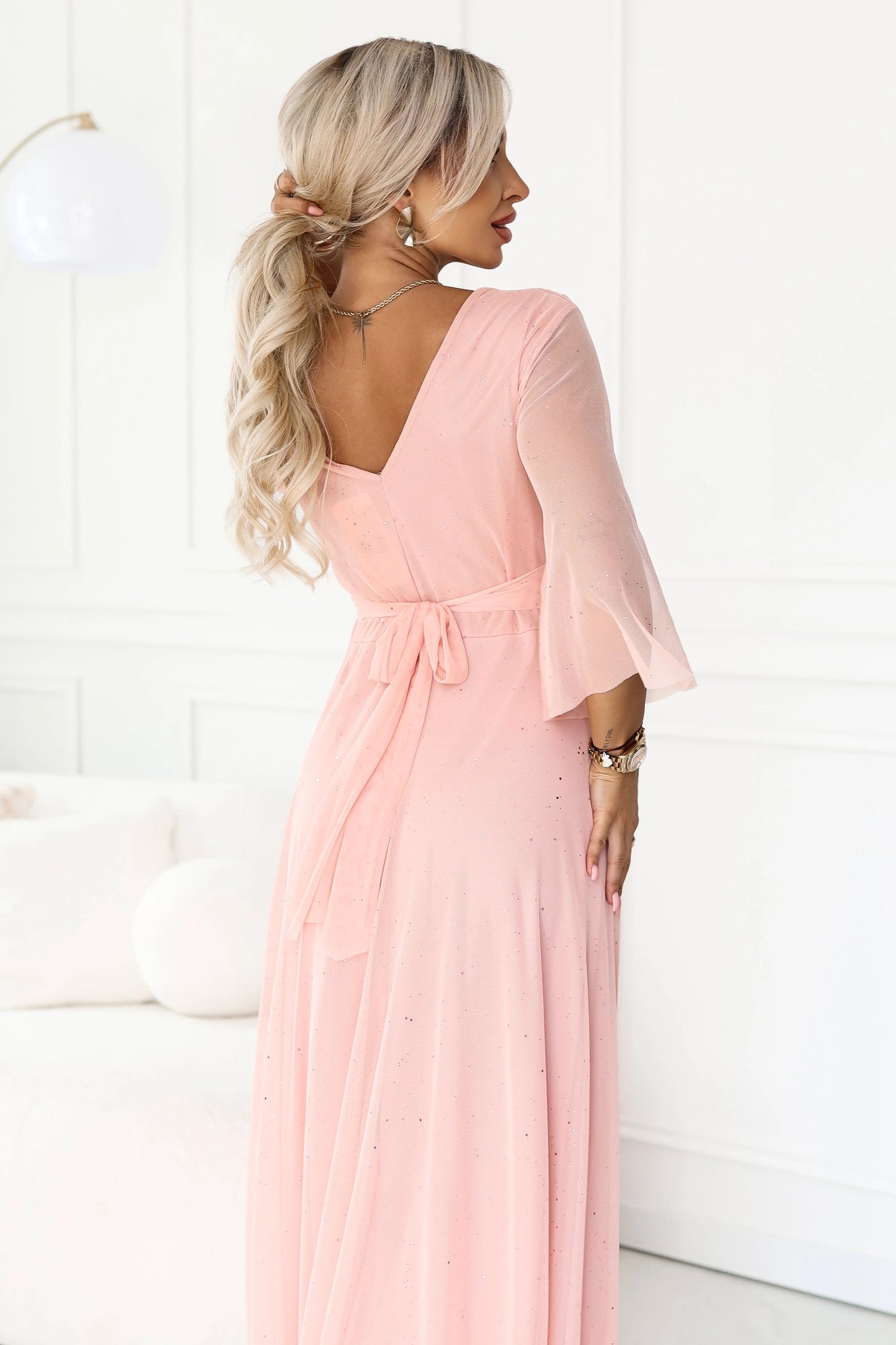 682-2 SOLENNE Langes schimmerndes Kleid mit Ausschnitt und Ärmel - pfirsichfarben