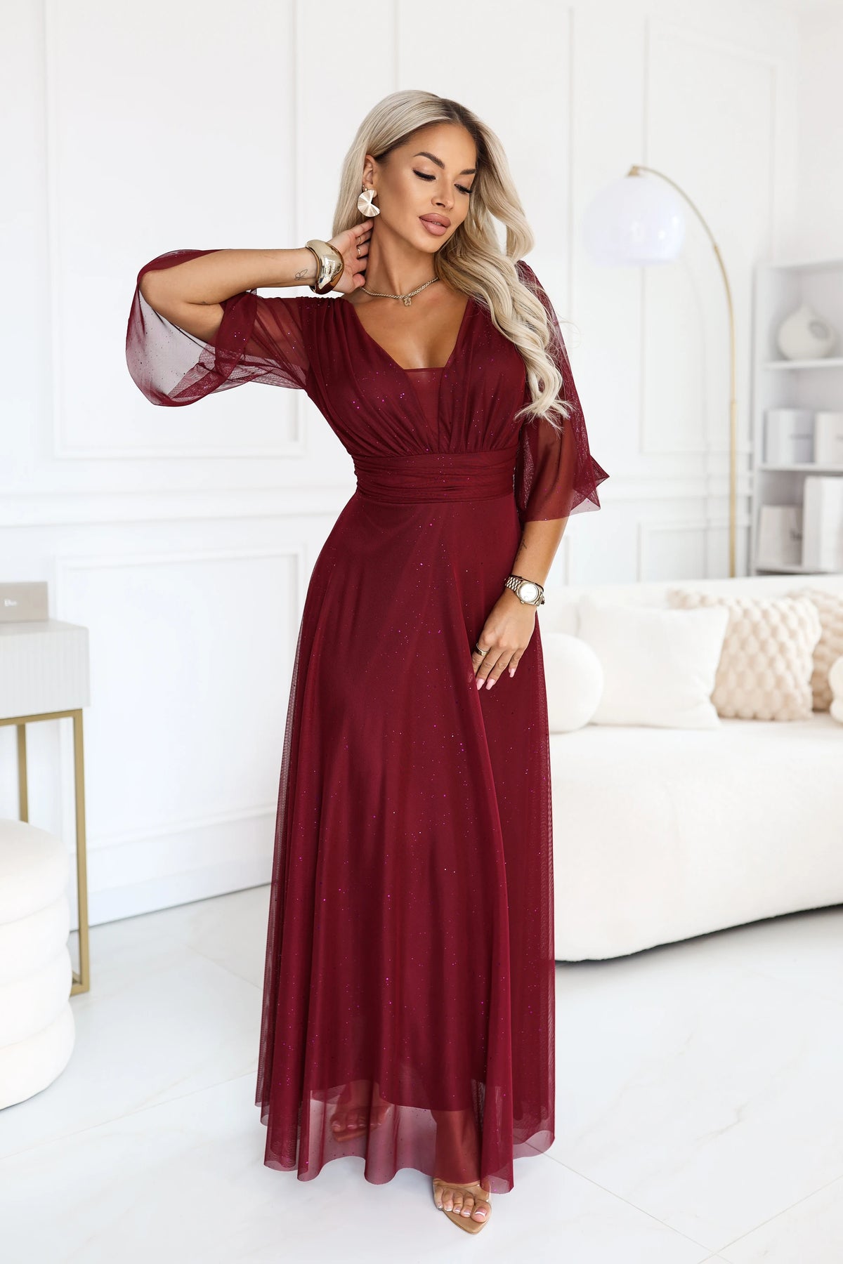 682-3 SOLENNE Langes schimmerndes Kleid mit Ausschnitt und Ärmel - dunkelbordeaux