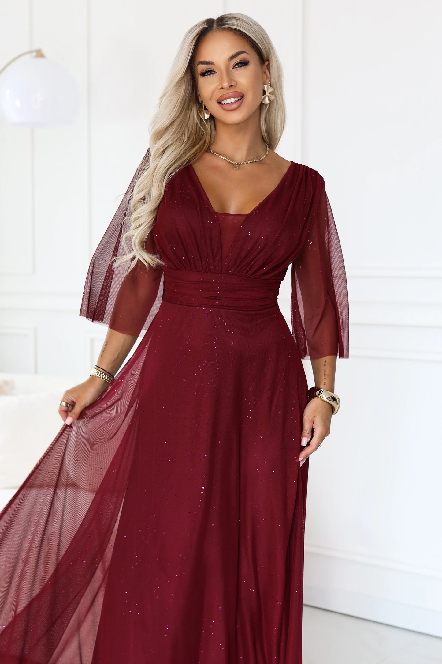 682-3 SOLENNE Langes schimmerndes Kleid mit Ausschnitt und Ärmel - dunkelbordeaux