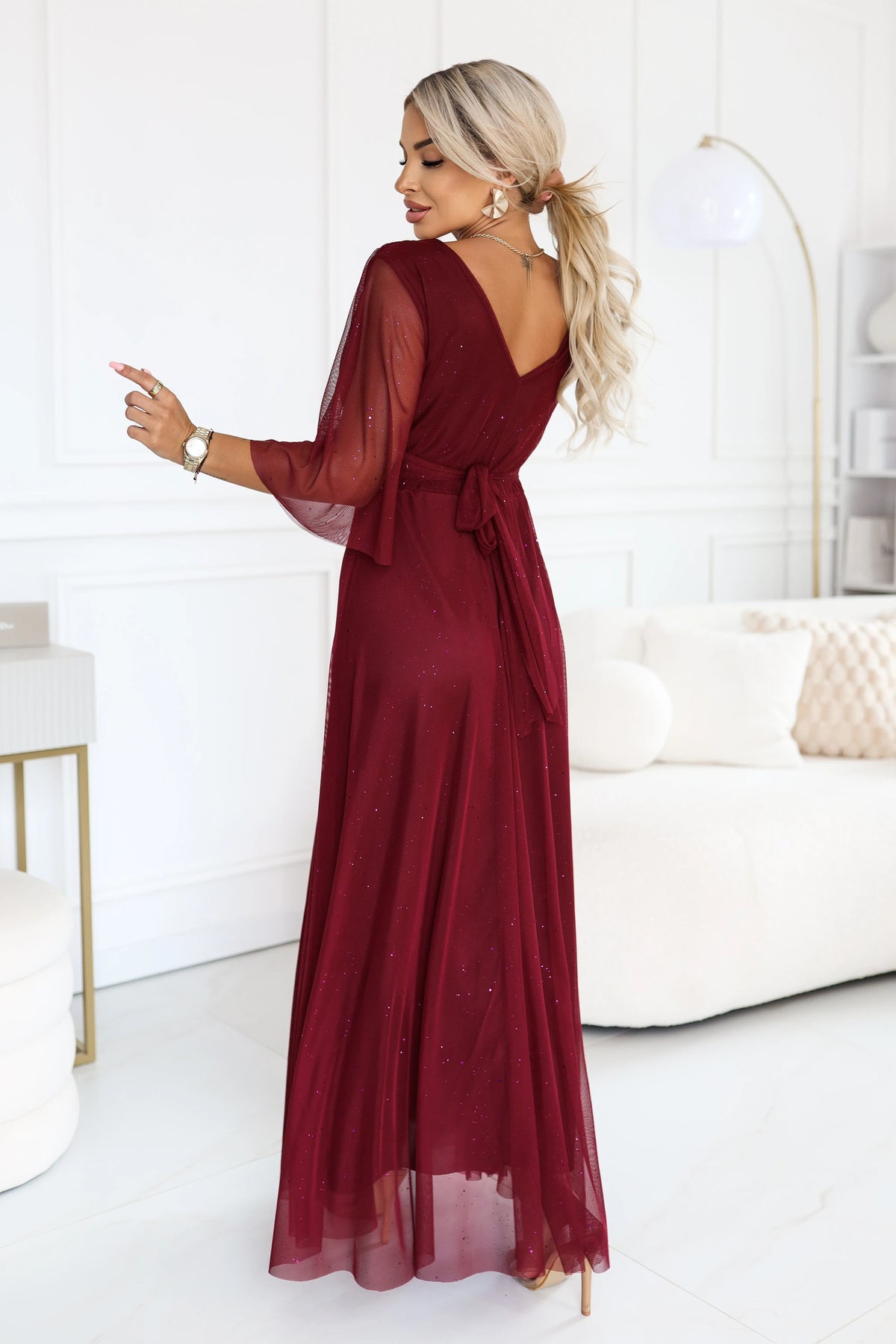 682-3 SOLENNE Langes schimmerndes Kleid mit Ausschnitt und Ärmel - dunkelbordeaux
