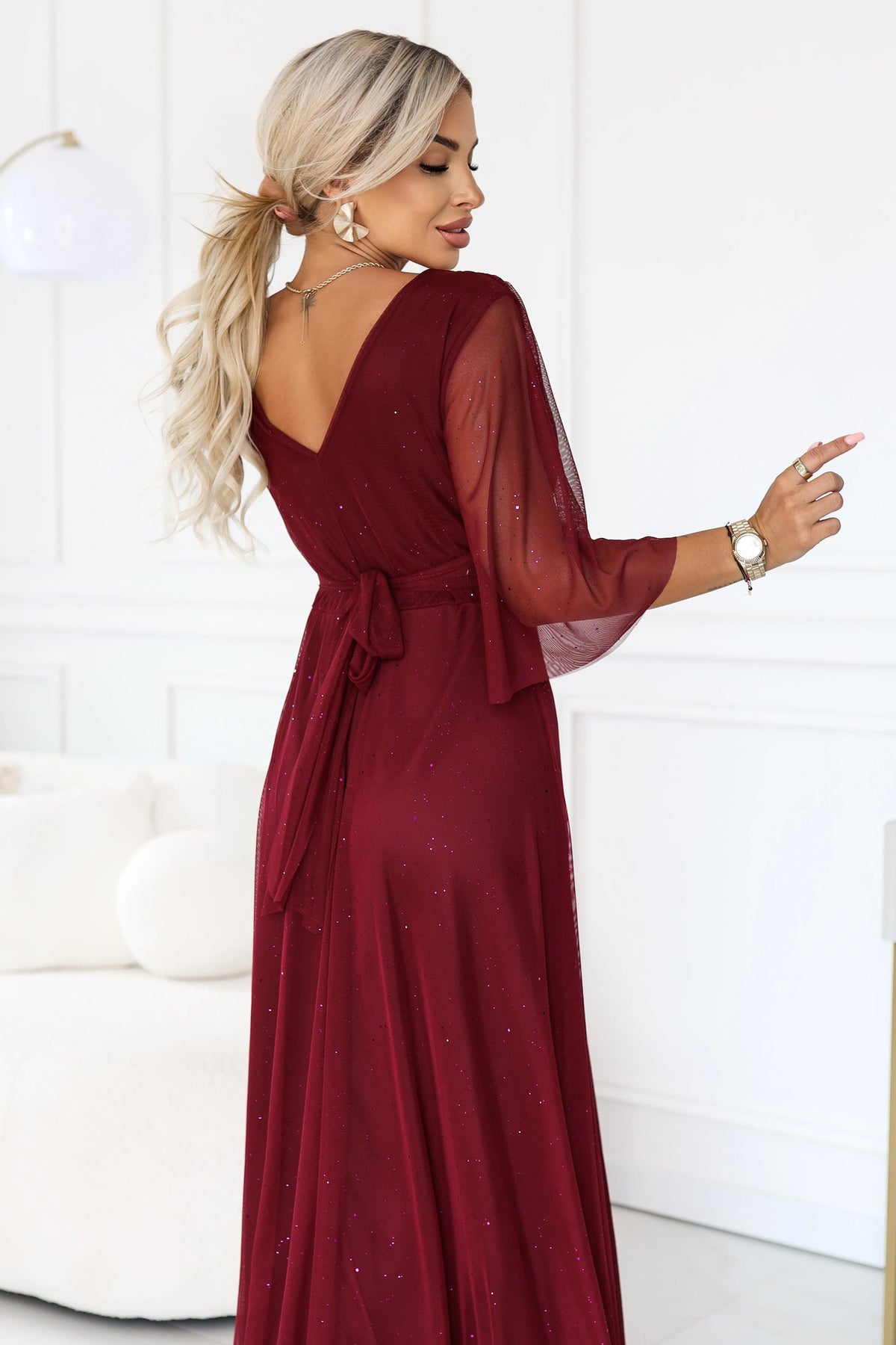 682-3 SOLENNE Langes schimmerndes Kleid mit Ausschnitt und Ärmel - dunkelbordeaux