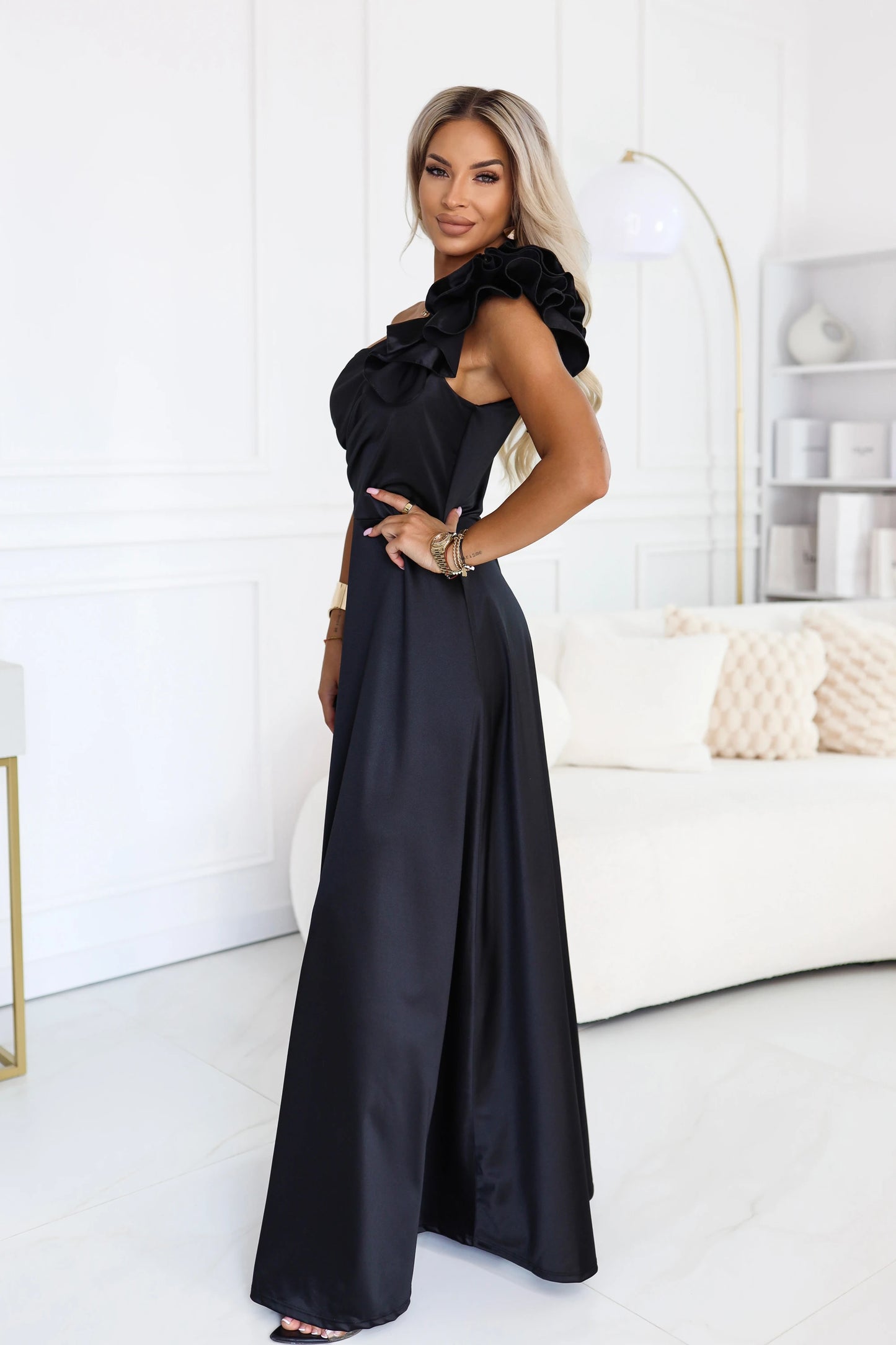 685-1 Satin-Abend-Maxikleid mit einer Schulter und dekorativem Volant