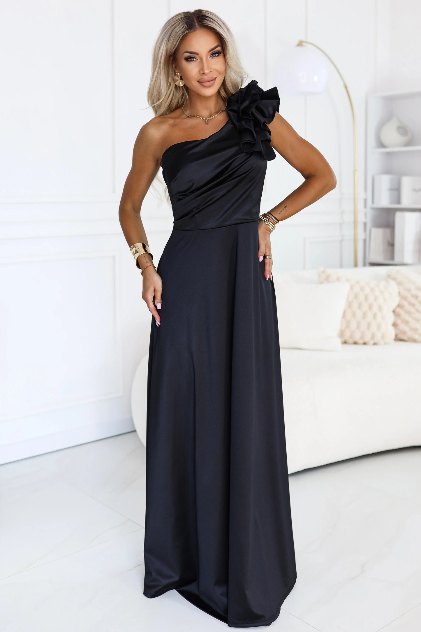 685-1 Satin-Abend-Maxikleid mit einer Schulter und dekorativem Volant