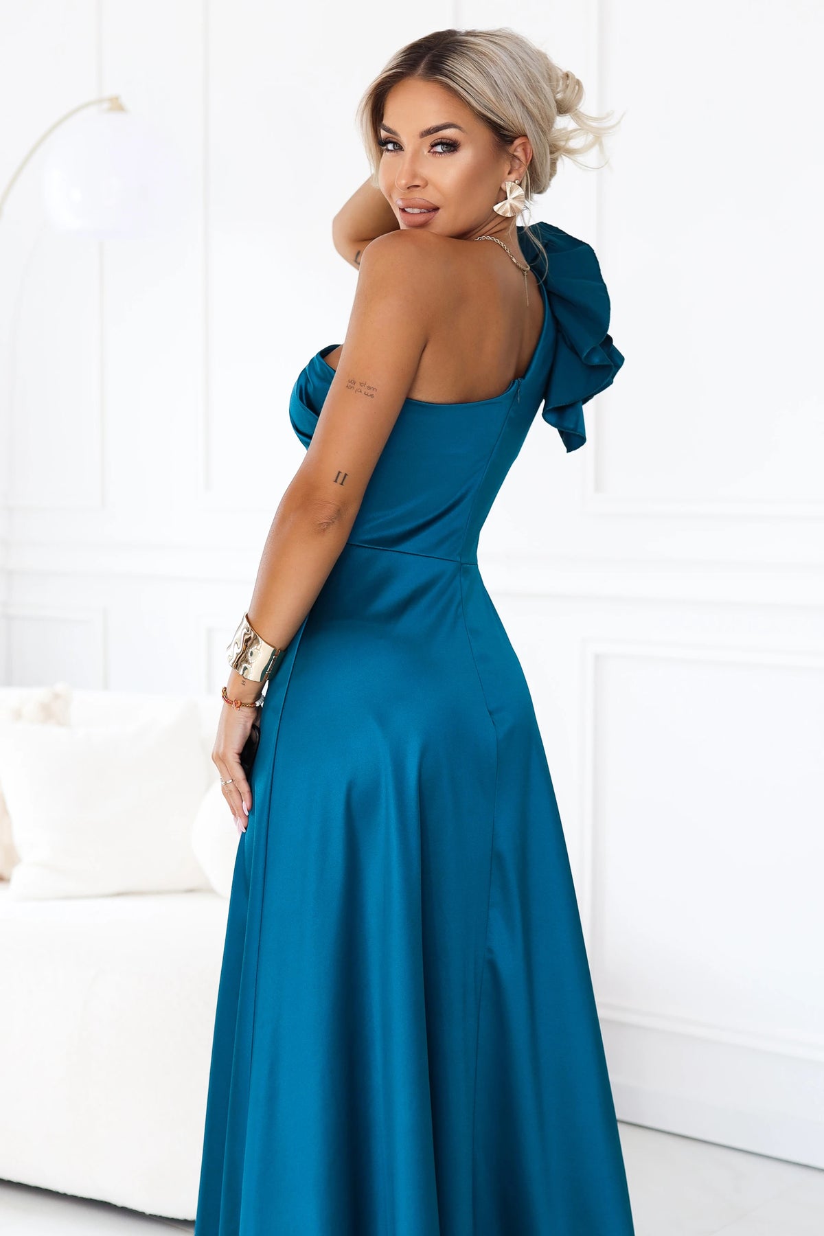 685-2 Satin-Abend-Maxikleid mit einer Schulter und dekorativem Volant - meergrün