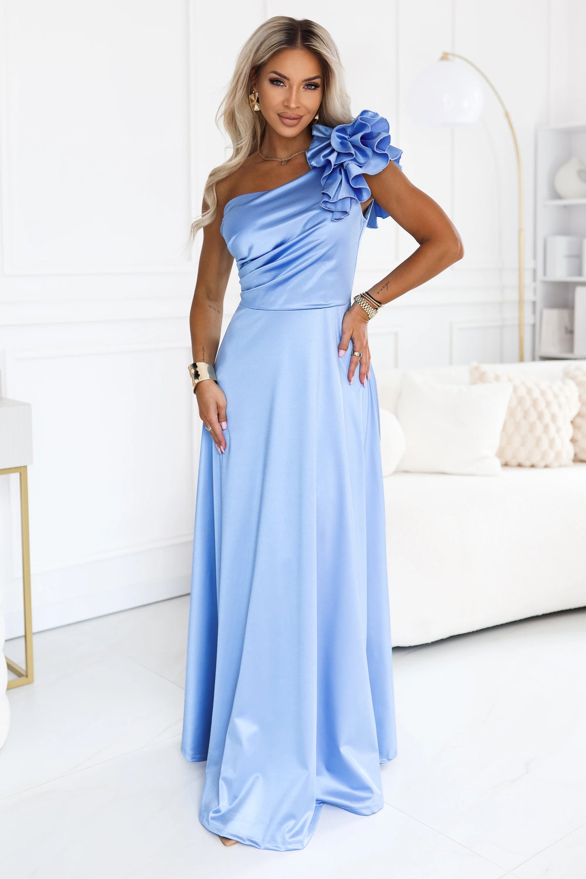 685-3 Satin-Abend-Maxikleid mit einer Schulter und dekorativem Volant - hellblau