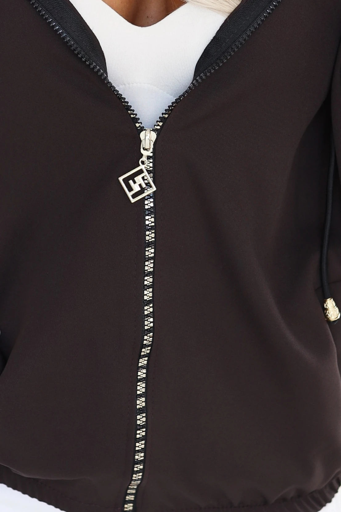 691-3 Damen-Kapuzenjacke mit Reißverschluss und dekorativem Zipper - schokoladenbraun